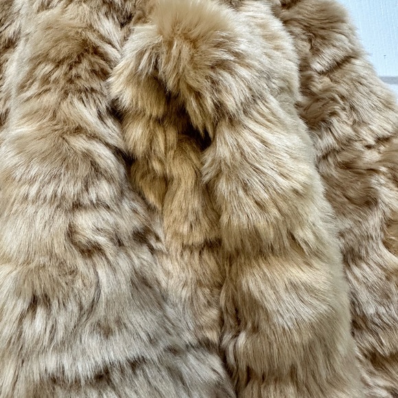 Forever21 Cropped Faux Fur Jacket - US M - Picture 3 of 7